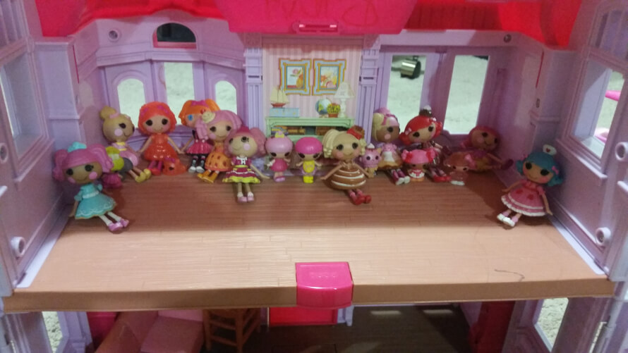 Totally random question, but did anyone here grow up with Lalaloopsy as a child?

       Yes, this...