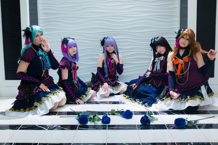 My lovely Roselia sisters and I at MAGfest2018!
Photo: SoulDriveP / Ako: Ruurin / Yukina: Allinia /...
