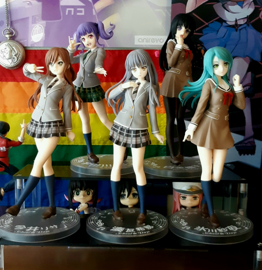 I finally have Roselia all together!!! ^U^

I have a lot of figures on my desk, but this is now...