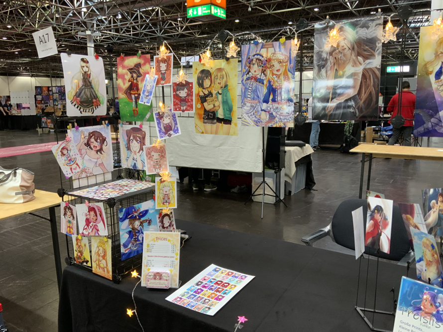   tl;dr English ver: I‘m at H3/A17 @ DoKomi, please come to me to swoon over Bandori girls...