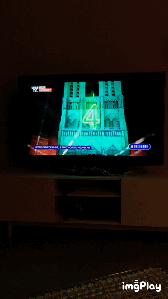 It's finally 2021 in France! Happy New Year! Here is a beautiful GIF from my TV to celebrate :D